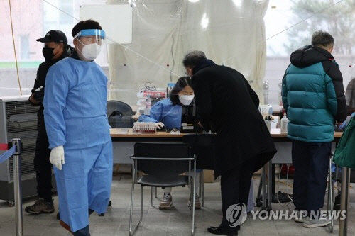 코로나19 선별검사 받는 시민[연합뉴스 자료사진]